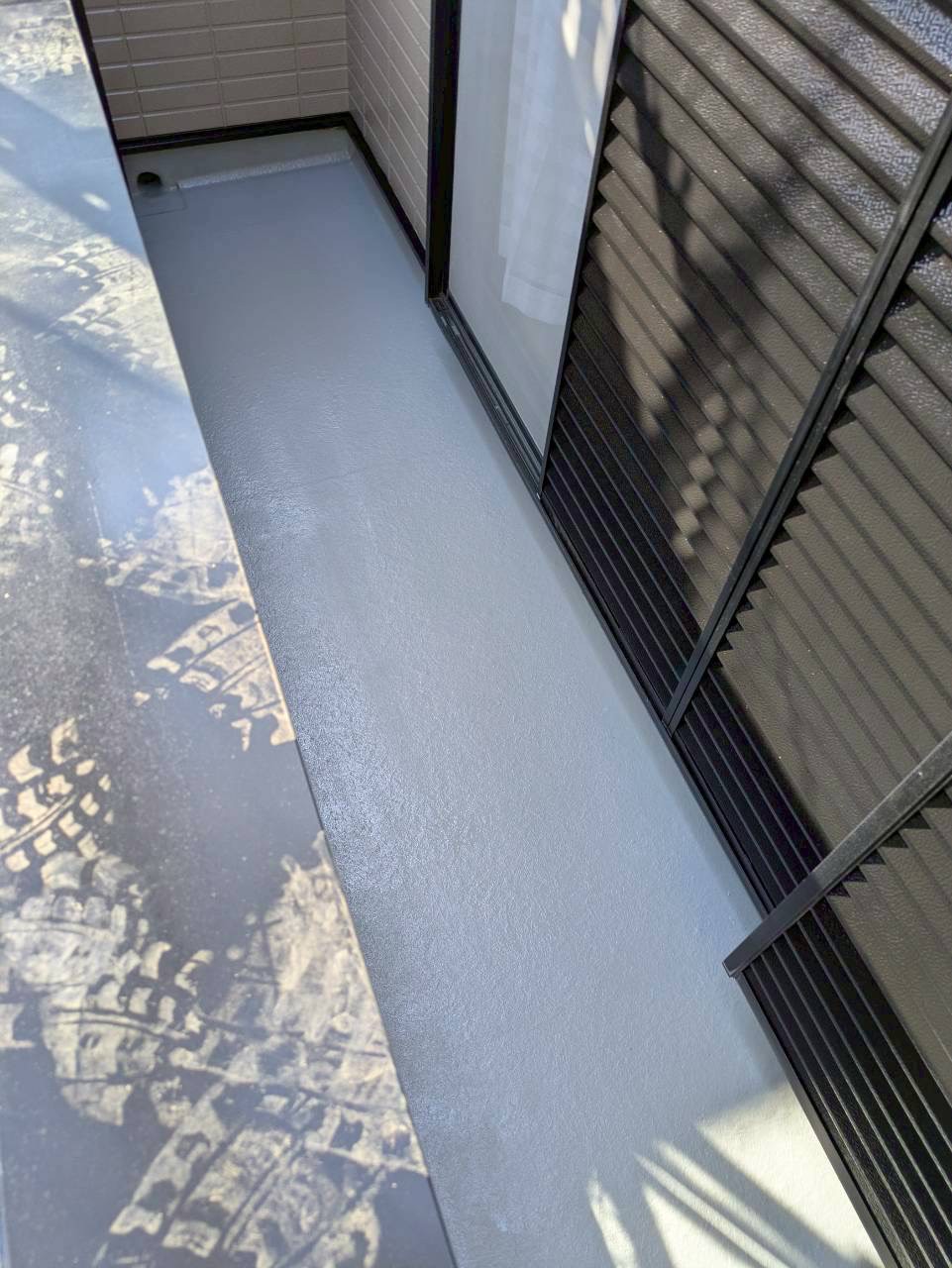 トップコート重ね塗りで艶が生まれたバルコニー床